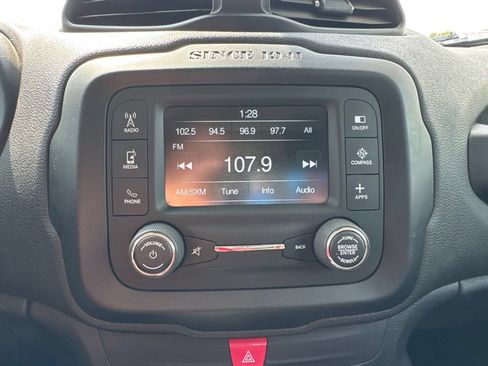 Used 2017 Jeep Renegade Latitude w/ Popular Equipment Group FWD image 3