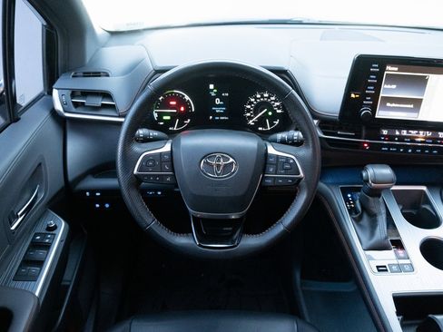 Used 2021 Toyota Sienna XSE image 2