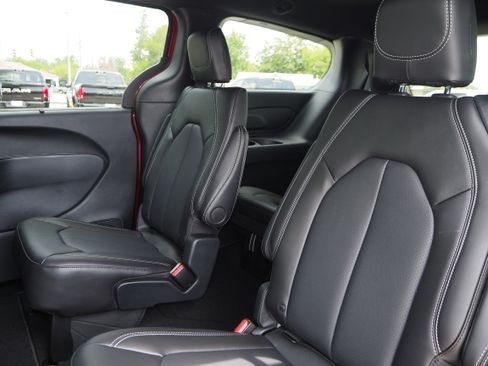 New 2025 Chrysler Voyager LX image 14