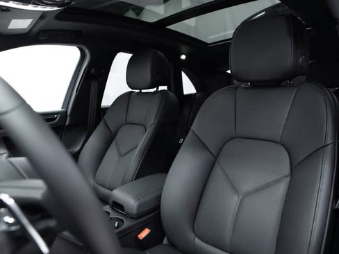 Certified 2026 Porsche Macan AWD/4WD image 5