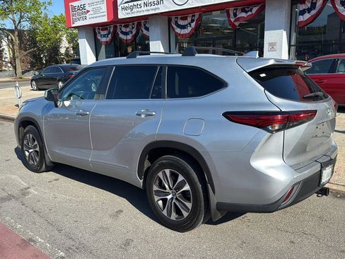 Used 2023 Toyota Highlander XLE image 3
