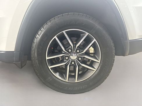 Used 2018 Jeep Grand Cherokee Laredo image 23