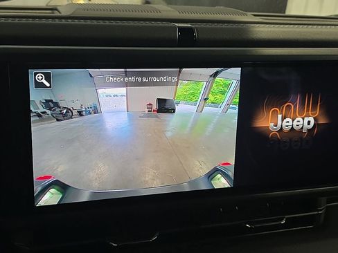 Used 2025 Jeep Gladiator Rubicon AWD/4WD image 23
