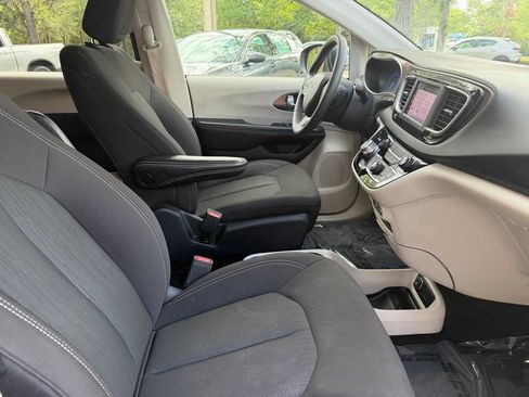 Used 2023 Chrysler Voyager LX FWD image 9