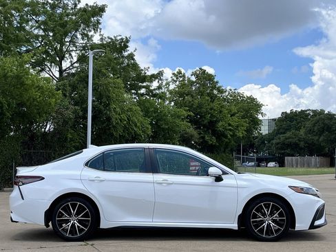 Used 2024 Toyota Camry SE FWD image 3