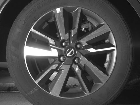 Used 2025 Nissan Versa SV FWD image 18