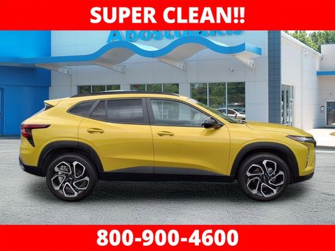 Used 2024 Chevrolet Trax RS w/ Sunroof Package FWD image 2