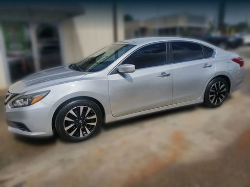 Used 2018 Nissan Altima 2.5 SV FWD image 7