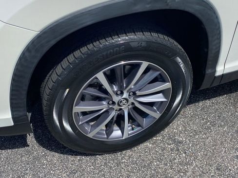 Used 2019 Toyota Highlander SE image 17