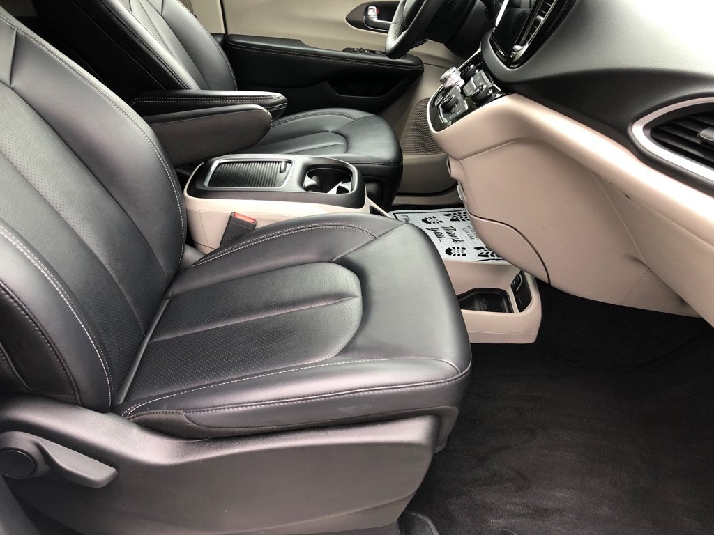 Used 2024 Chrysler Pacifica Touring-L FWD image 27