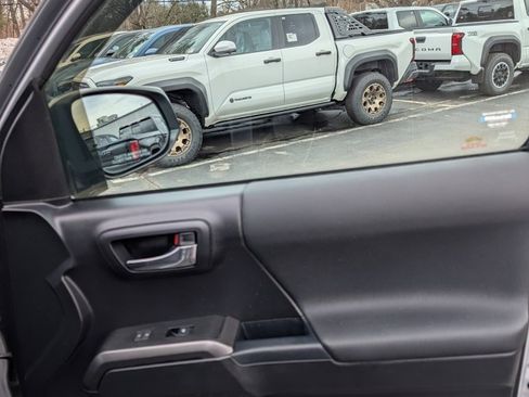 Used 2018 Toyota Tacoma TRD Sport w/ Technology Package image 18