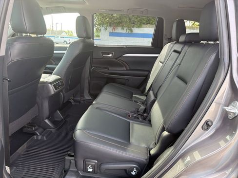 Used 2019 Toyota Highlander XLE image 19