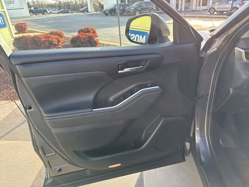 Used 2021 Toyota Highlander XLE image 14