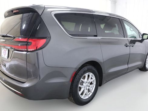 Used 2023 Chrysler Pacifica Touring-L FWD image 17