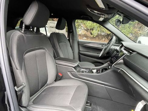 New 2025 Jeep Grand Cherokee Laredo w/ Luxury Tech Group I image 27