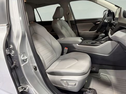 Used 2023 Toyota Highlander XLE AWD/4WD image 14