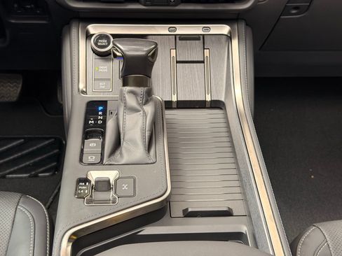 Used 2024 Lexus GX 550 w/ Accessory Package (2T) AWD/4WD image 17