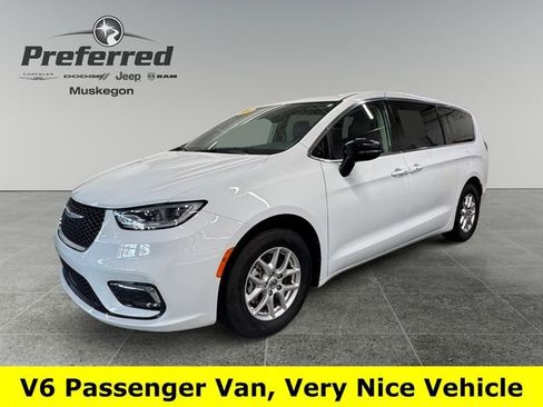 Used 2024 Chrysler Pacifica Touring-L image 2