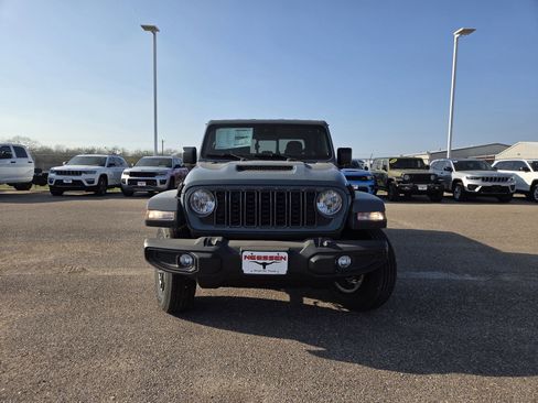 Used 2025 Jeep Gladiator Sport AWD/4WD image 2