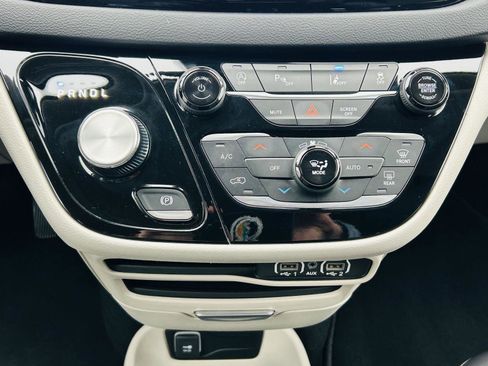 Used 2023 Chrysler Pacifica Touring-L image 22