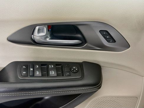 Used 2024 Chrysler Pacifica Touring-L FWD image 15
