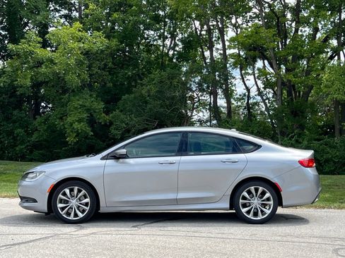 Used 2015 Chrysler 200 S w/ Comfort Group AWD/4WD image 2