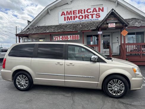 Used 2014 Chrysler Town & Country Touring-L image 1