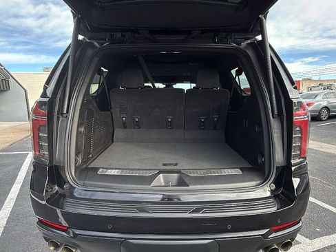 Used 2025 Chevrolet Suburban Z71 image 13