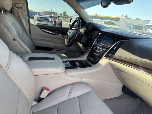 Used 2015 Cadillac Escalade Luxury AWD/4WD image 11