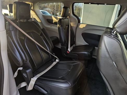 Used 2023 Chrysler Pacifica Touring-L image 23