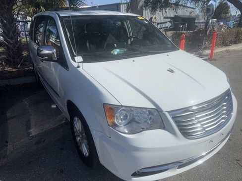 Used 2014 Chrysler Town & Country Limited w/ Luxury Group image 2