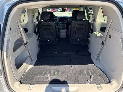 Used 2024 Chrysler Pacifica Touring-L FWD image 16