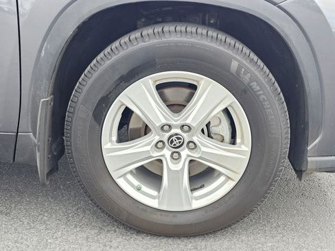 Used 2022 Toyota Highlander LE image 9