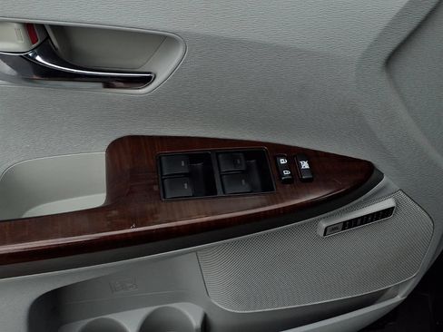Used 2011 Toyota Venza w/ Premium Pkg #2 FWD image 18