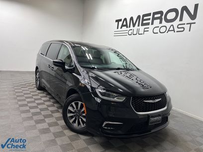 Used 2024 Chrysler Pacifica Select