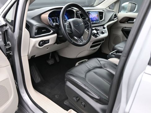 Used 2017 Chrysler Pacifica Touring-L w/ Tire & Wheel Group image 2