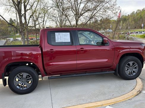 Used 2025 Nissan Frontier SV AWD/4WD image 4