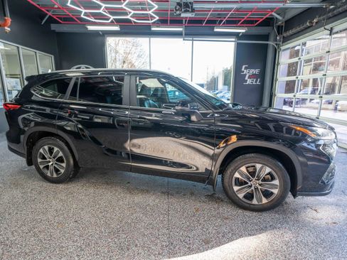 Used 2023 Toyota Highlander XLE image 5
