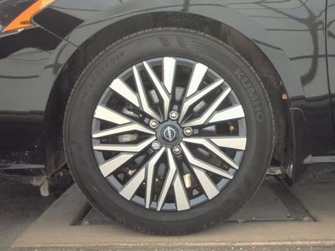 Used 2024 Nissan Altima 2.5 SV w/ SV Premium Package FWD image 8