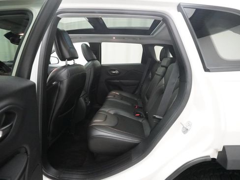 Used 2019 Jeep Cherokee Trailhawk w/ Comfort/Convenience Group AWD/4WD image 16