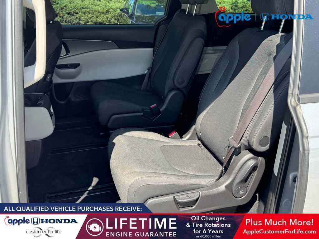 Used 2023 Kia Carnival LX FWD image 19