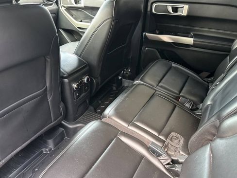 Used 2022 Ford Explorer XLT w/ Equipment Group 202A AWD/4WD image 12