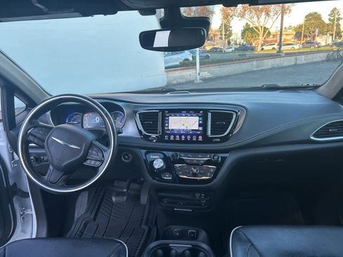 Used 2020 Chrysler Pacifica Limited w/ Advanced Safetytec Group image 39