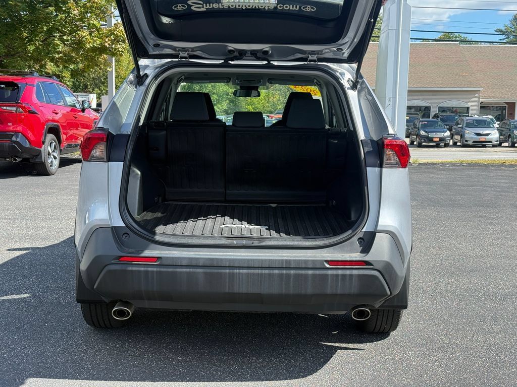 Used 2024 Toyota RAV4 XLE AWD/4WD image 5