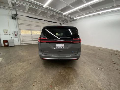 Used 2023 Chrysler Pacifica Touring-L image 5