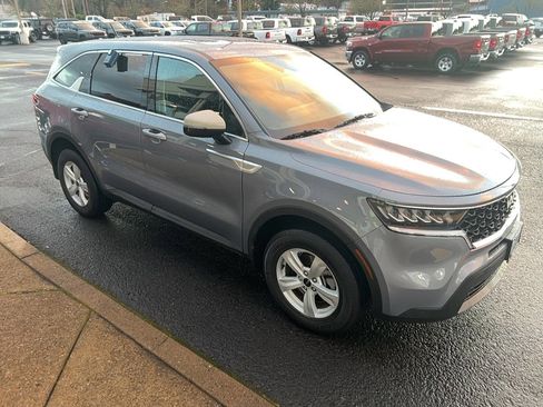 Used 2023 Kia Sorento LX image 6