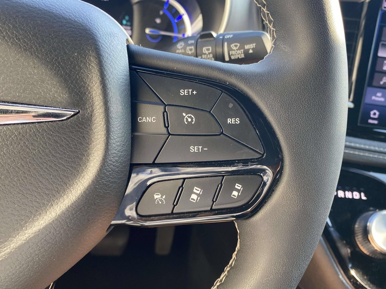 Used 2024 Chrysler Pacifica Limited FWD image 32