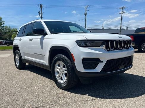 Used 2023 Jeep Grand Cherokee Laredo AWD/4WD image 7