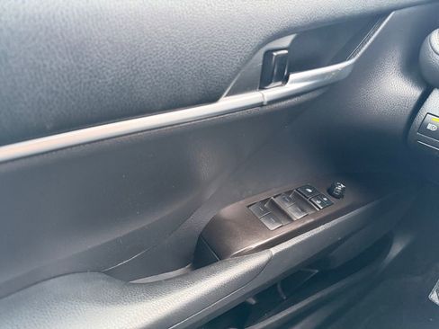 Used 2021 Toyota Camry SE FWD image 11