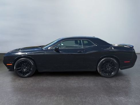 Used 2018 Dodge Challenger SXT RWD image 2